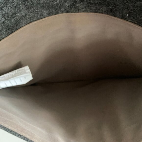 Amazon Basics Gray Felt MacBook Laptop Sleeve Case - Picture 5 of 9